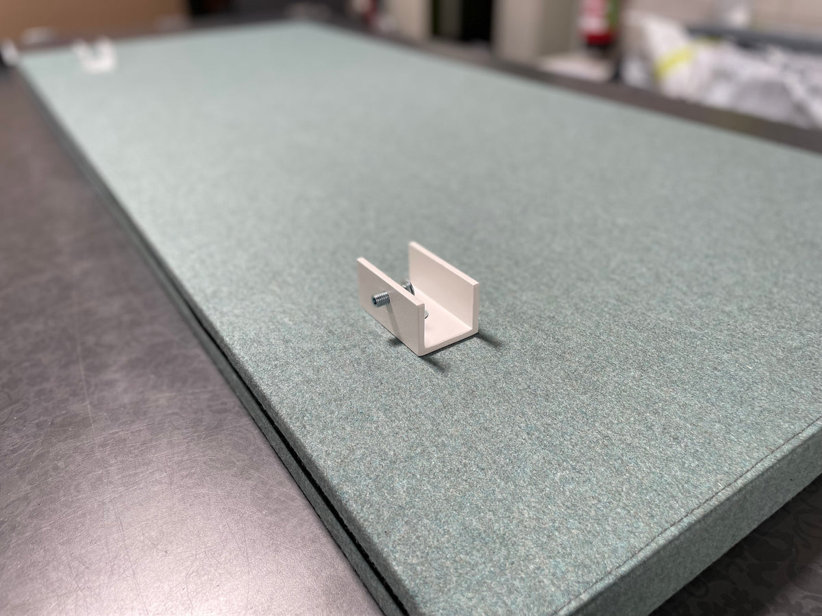 MUTE doorstekende wand in groen met beugel door het blad