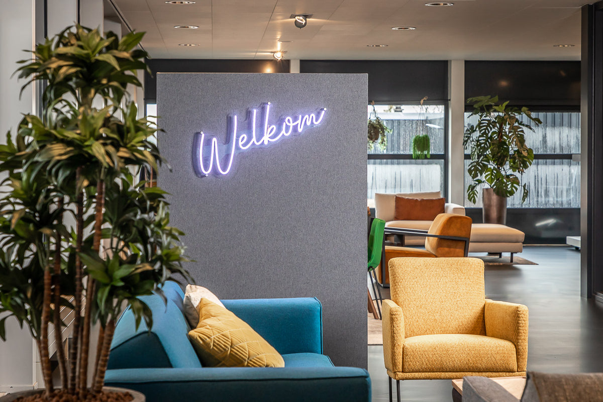 MUTE scheidingswand met LED-verlichting in een lounge