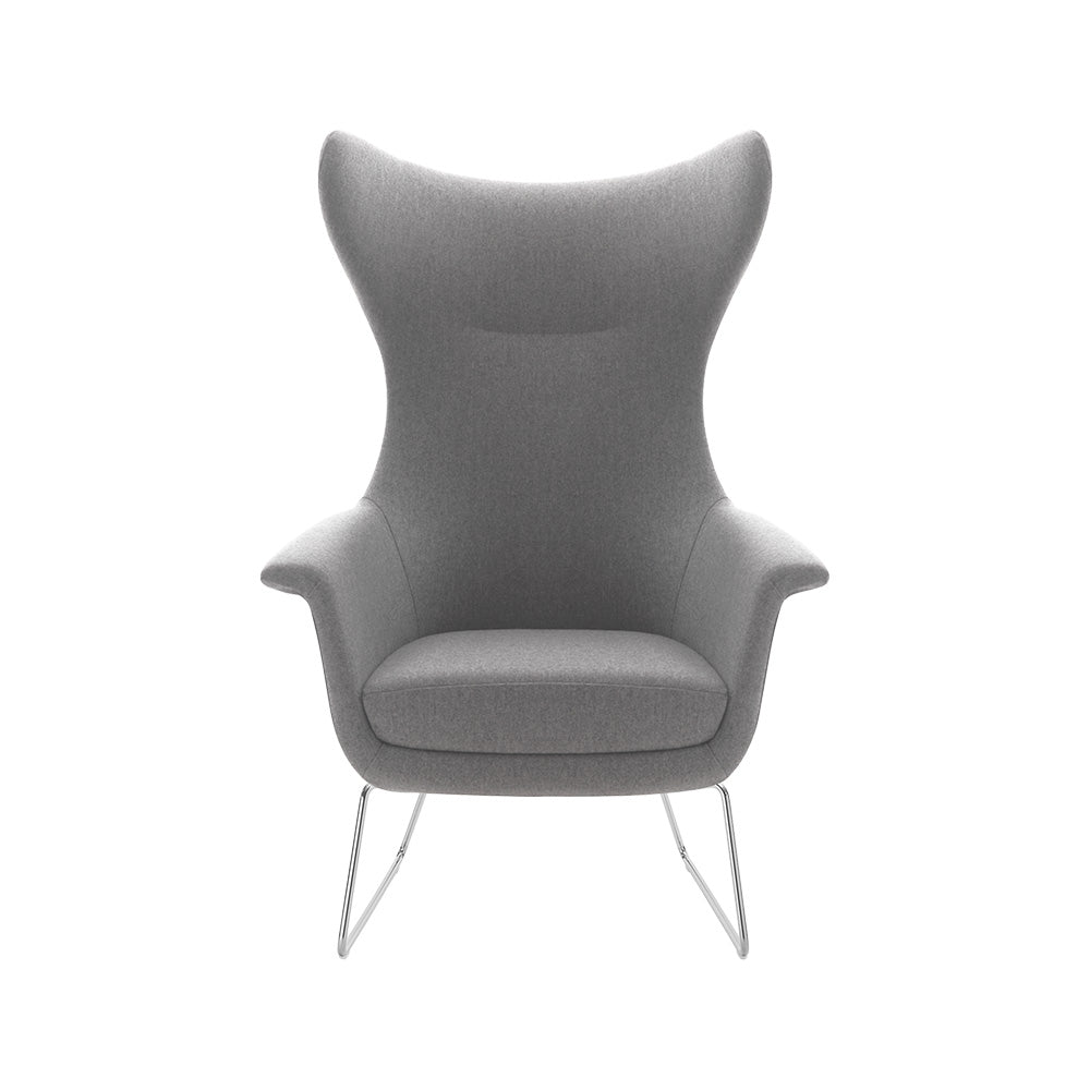 Loungefauteuil Merengue met grijze stoffering, hoge gevleugelde rug en een chromen sledeframe