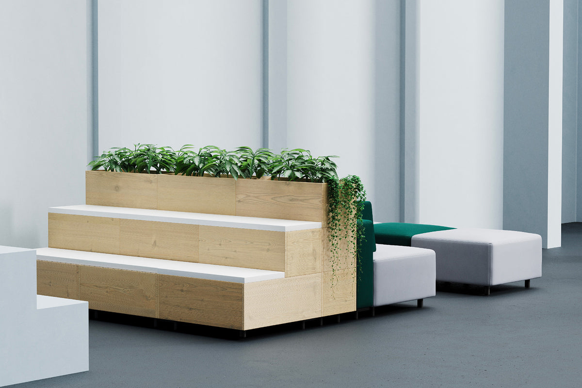 M+ Sofa als tribune met planten erop