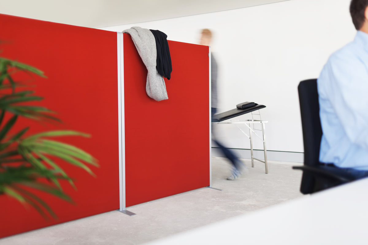 NOVU staande scheidingswand in rood als afscheiding