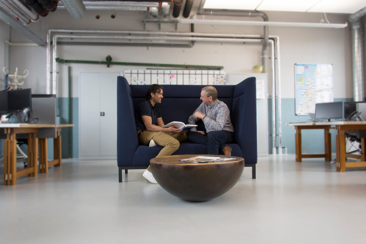Nisbank in blauw met hoge rug in een open kantoor