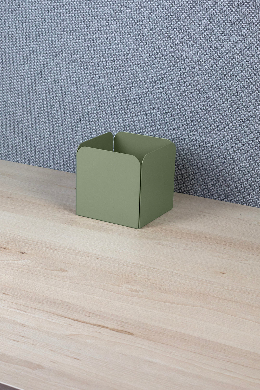 Sfeerbeeld van een groene vierkante plantenbak van gelakt metaal op een bureaublad bij een bureauscherm