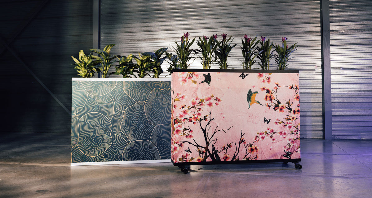 SENA akoestische plantenbakken in grijs en met bedrukte stof in een showroom