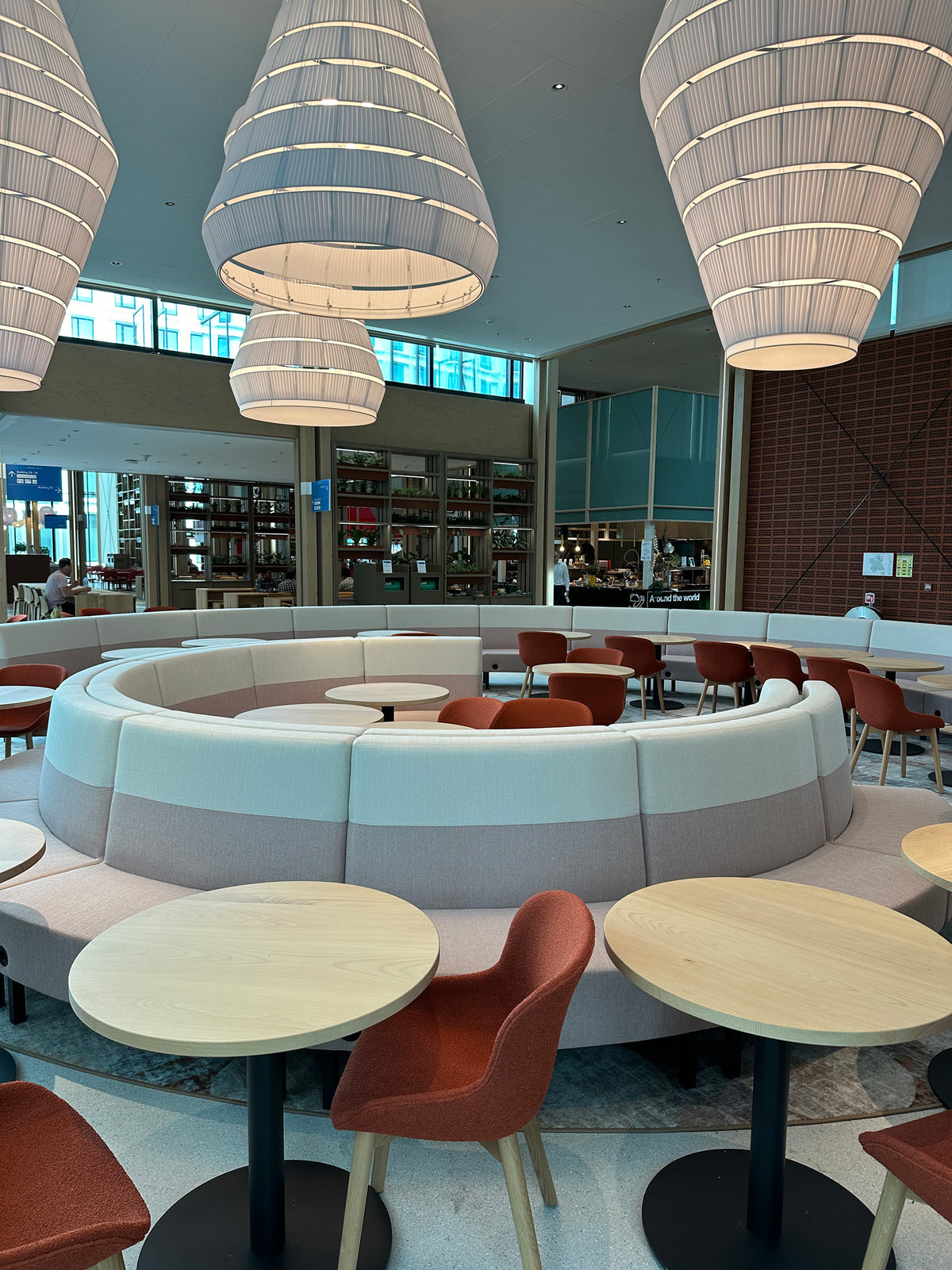 Ronde Radius bank met tafels onder witte hanglampen