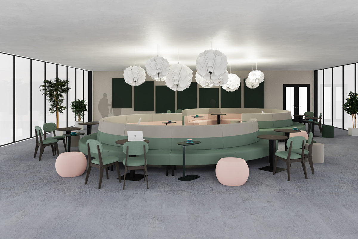 Radius banken en tafels in een lichte kantine
