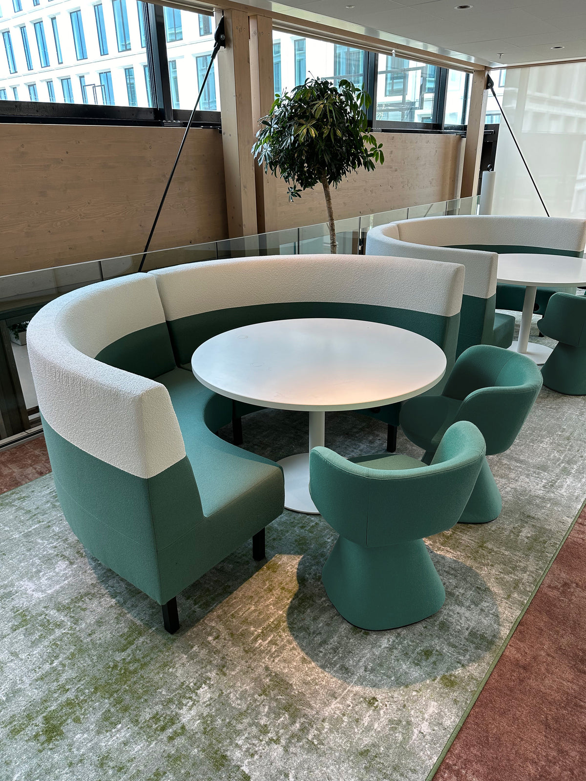 Radius bank in groen rond een ronde tafel