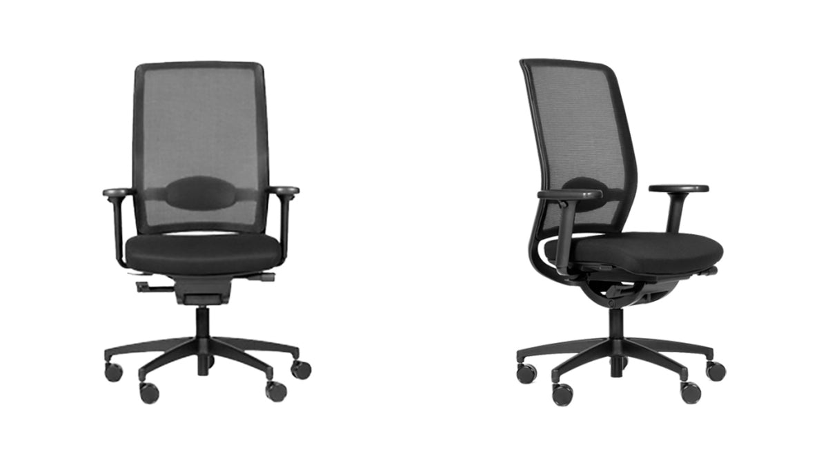 Twee bureaustoelen met zwarte netweefsel rug, één met mesh zitting en één gestoffeerd