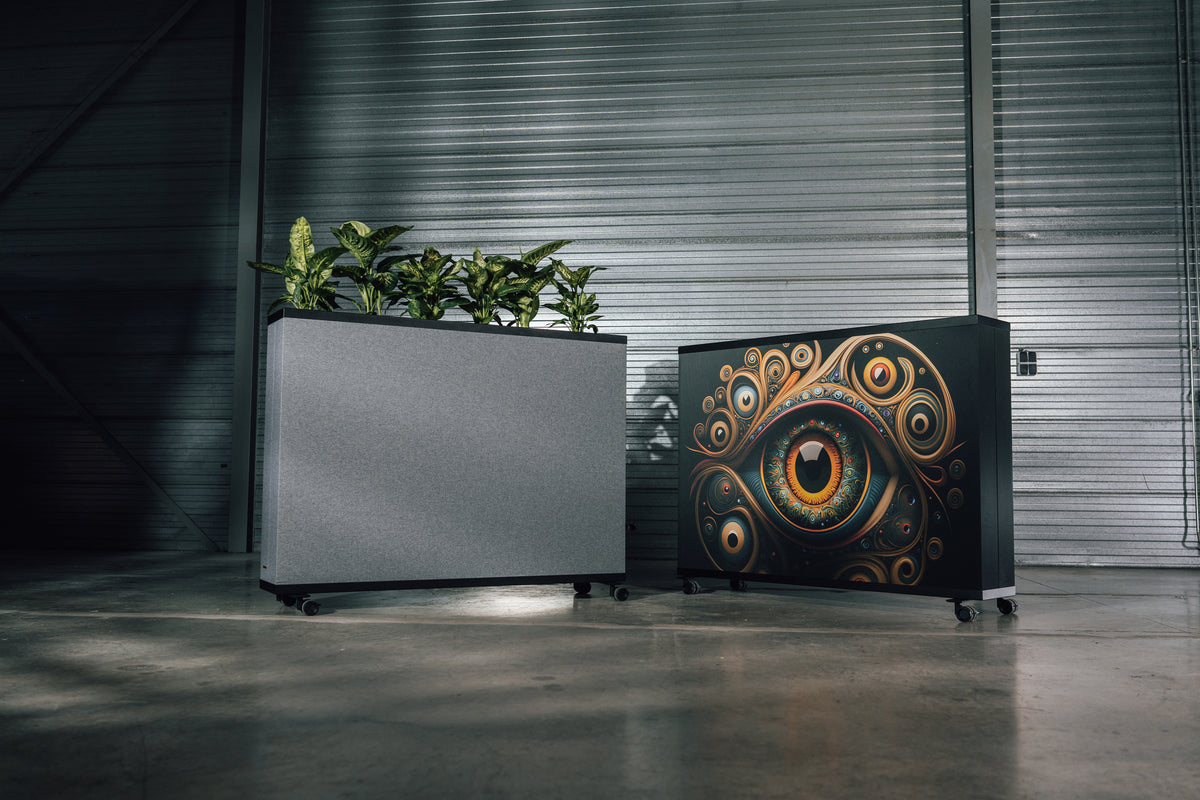 SENA plantenbak met gesloten afdekblad in een showroom