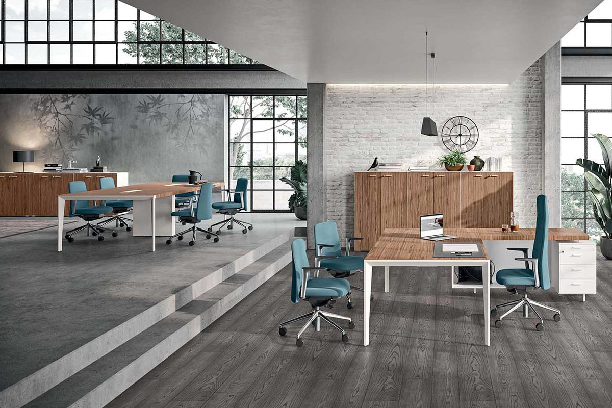 Quadrifoglio X9 bureau met aanbouw en een vergaderopstelling in een open kantoor