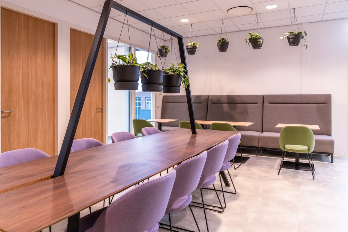 Swing Senza stoelen aan tafel met wandbank in kantine