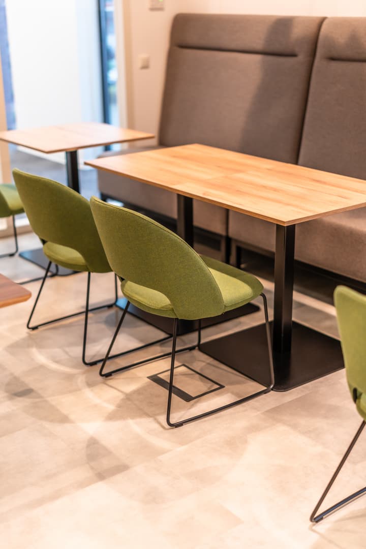 Swing Senza stoelen in groen aan houten tafels