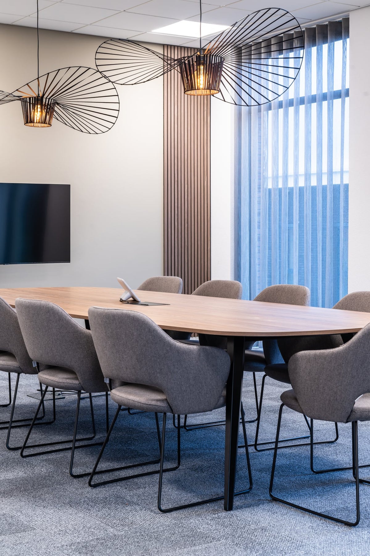 Swing stoelen in grijs aan vergadertafel in kantoor