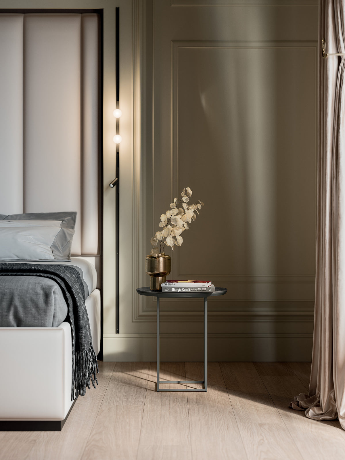 Quadrifoglio Miami bijzettafel met rond blad naast een bed in een hotelkamer