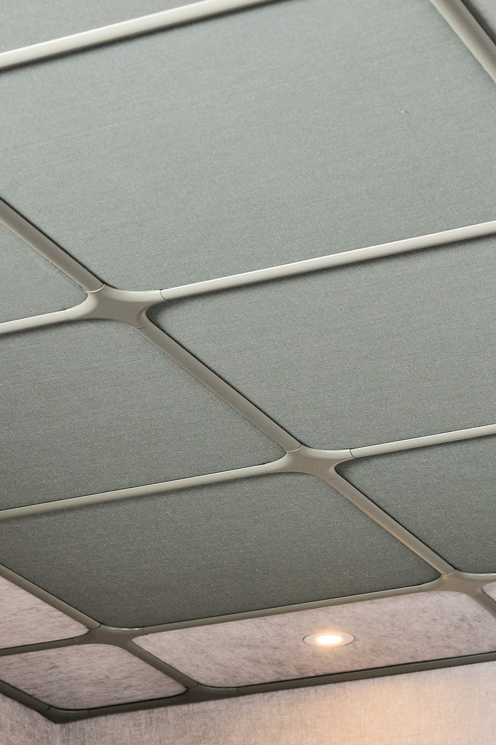 Plafondtegels Tiles EcoSUND van Götessons met ingebouwde LED-verlichting in een systeemplafond