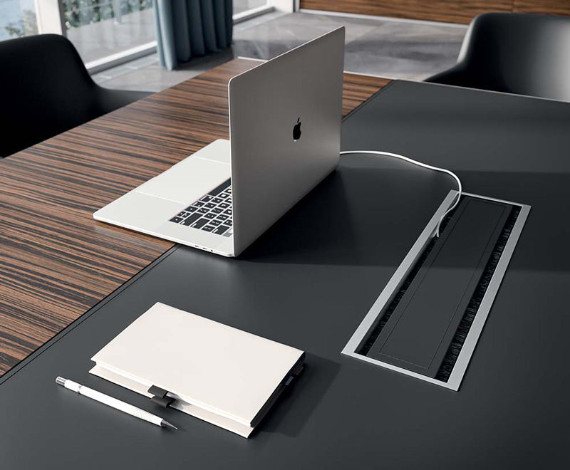 Kabeldoorvoer in het blad van het X10 hoekbureau met laptop