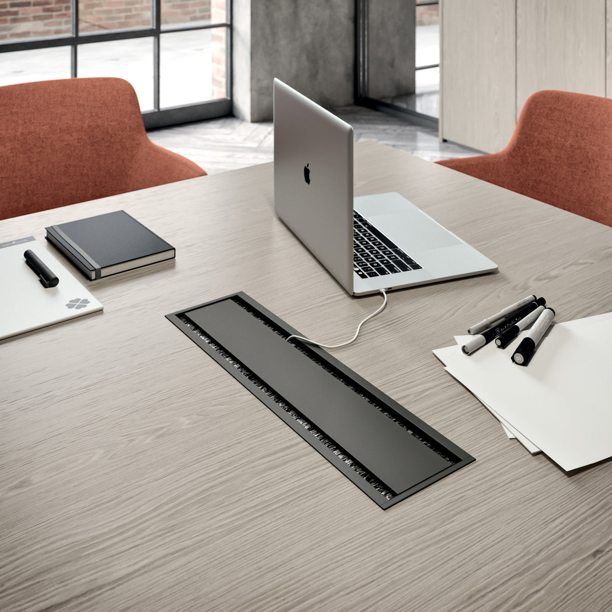 Kabeldoorvoerklep in het blad van een Quadrifoglio X9 tafel met laptop