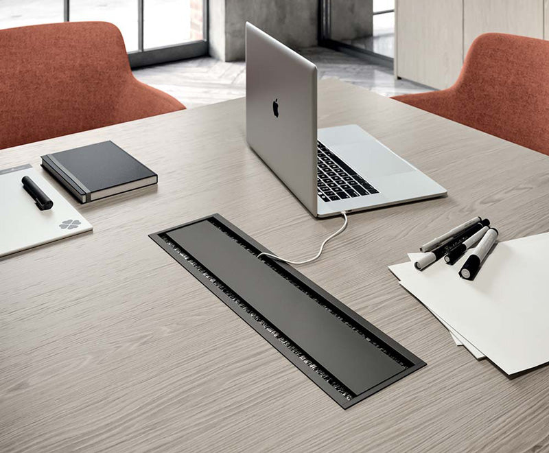 Kabeldoorvoer in het blad van het X9 hoekbureau met laptop