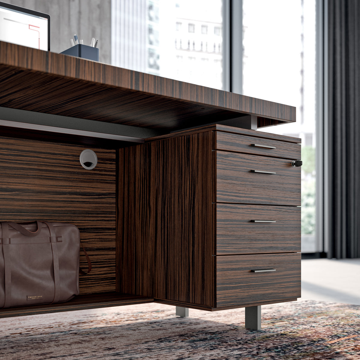 Detail van een Quadrifoglio X9 bureau in houtfineer met aanbouwblok met laden