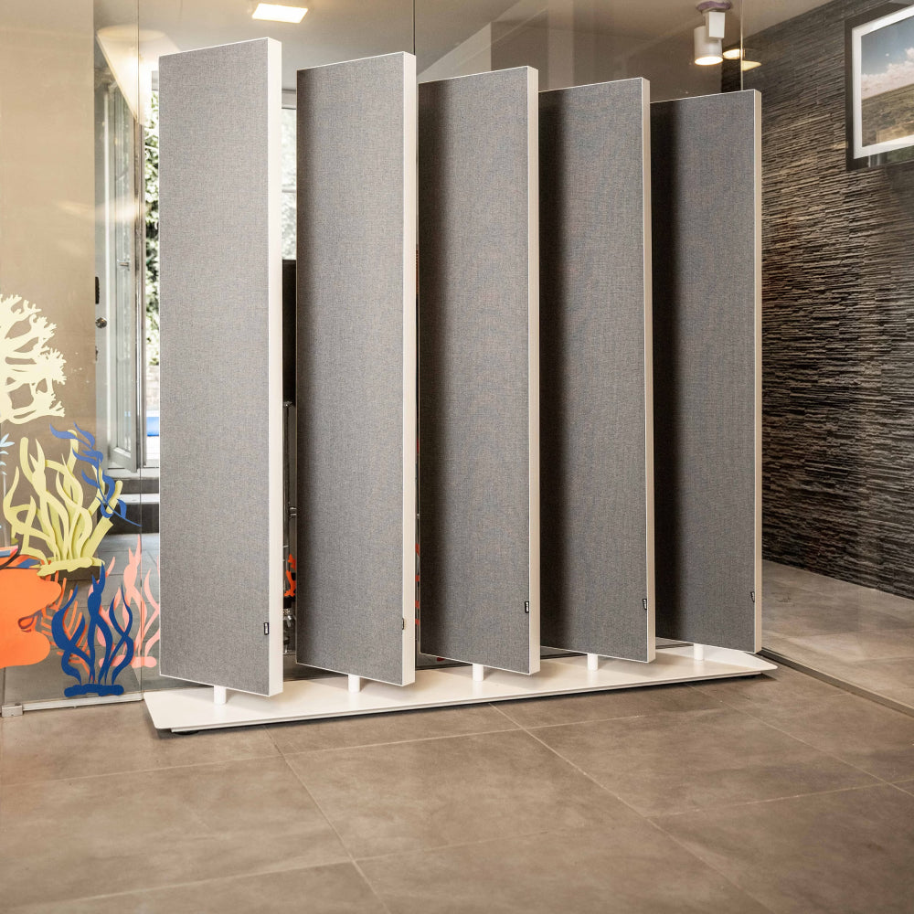 Lamellen dividers in een ruimte met bakstenen muur en grote ramen
