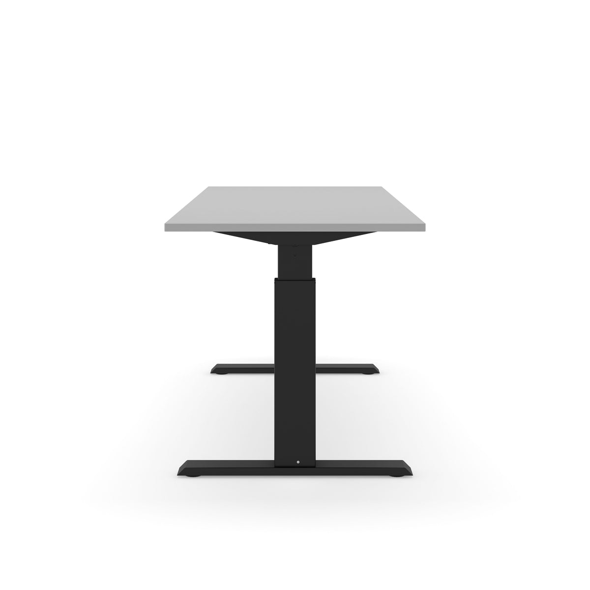 Elektrisch zit-sta bureau AF 140 met lichtgrijs blad op een zwart T-frame, vanaf de korte zijde gezien