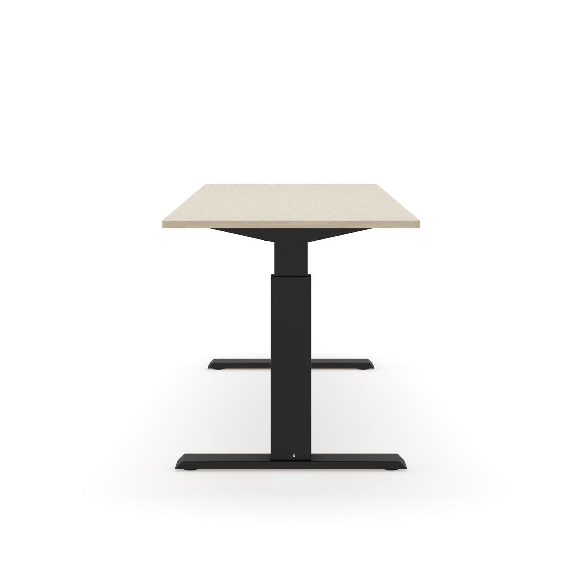 Elektrisch zit-sta bureau AF 140 met blad in licht eikendecor op een zwart T-frame, vanaf de korte zijde gezien