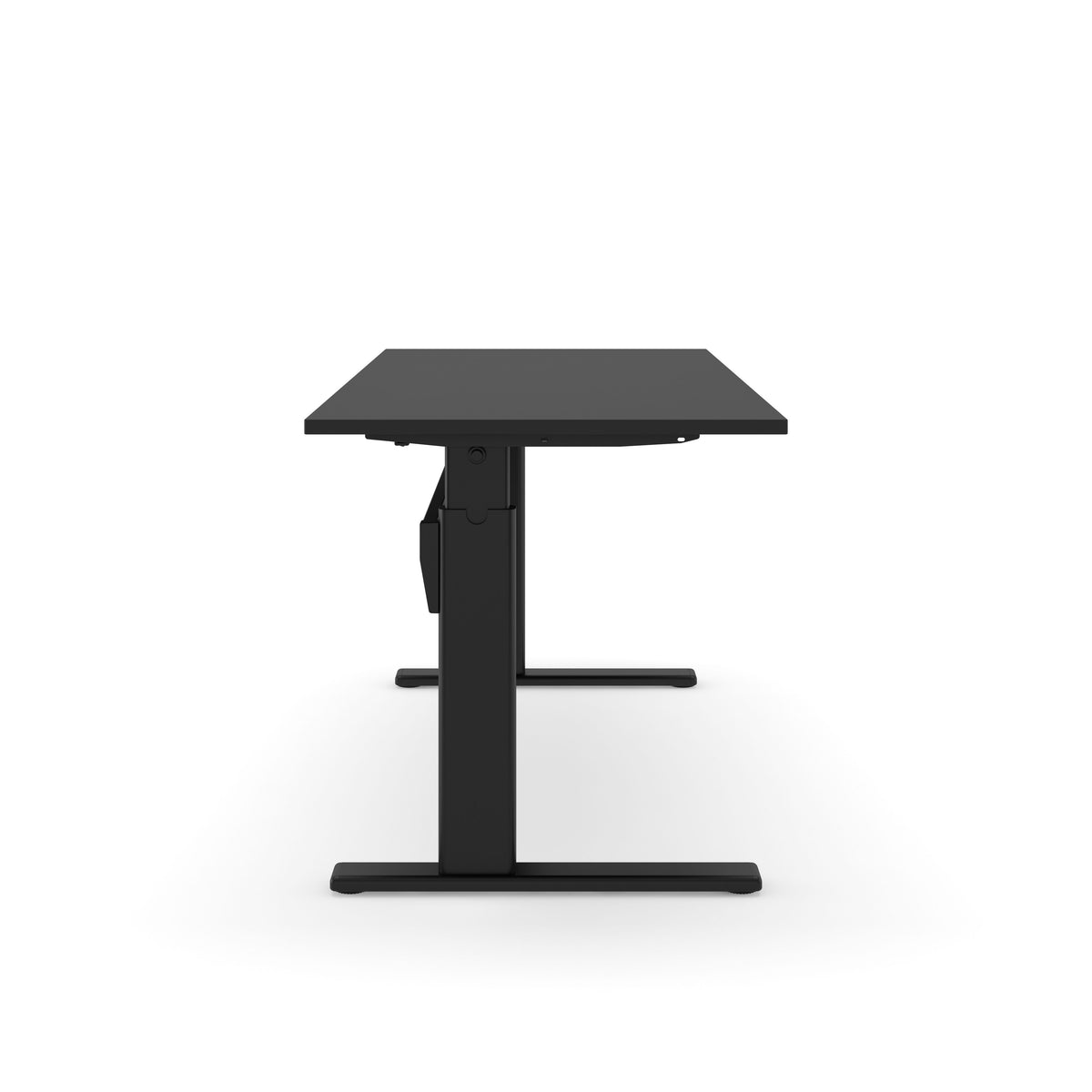 Elektrisch zit-sta bureau AF 150 met zwart blad op een zwart frame met dwarsbalk, vanaf de korte zijde gezien