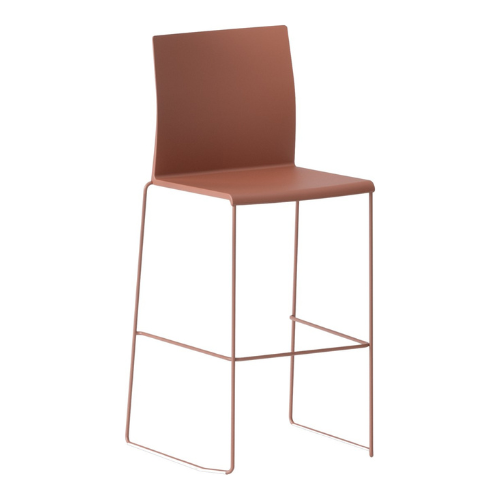 Barkruk Artesia met terracotta kunststof kuip op een slank metalen frame in dezelfde kleur, met voetsteun