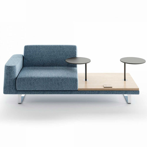 Blauwe modulaire sofa met aansluitend houten blad en twee ronde tafeltjes