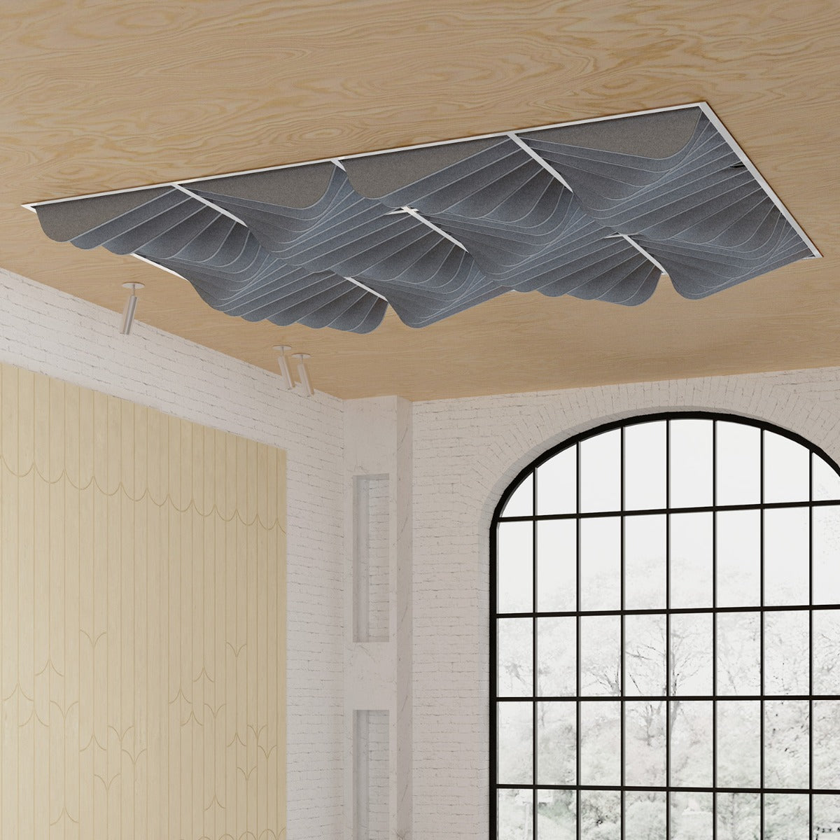 Baffle plafondpanelen met verticale lamellen boven een ruimte met een rondboograam