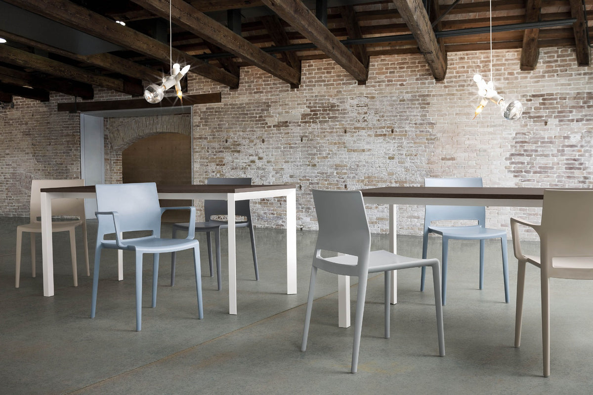 Bakhita stoelen in een lichte kantine