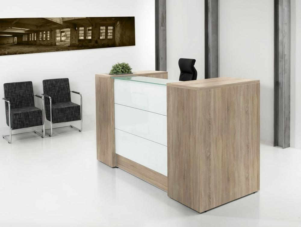 Ontvangstbalie in eikendecor met hoge witte fronten in een ontvangstruimte met twee zwarte bezoekersstoelen