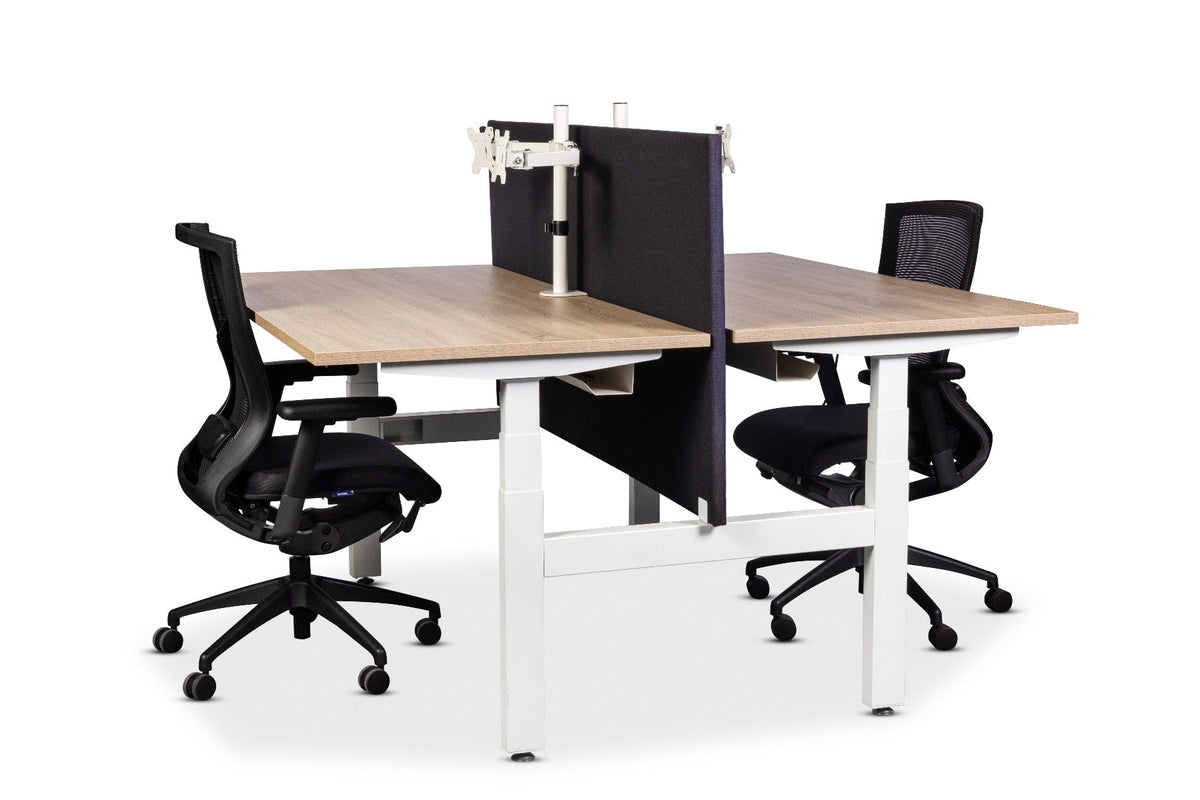 Elektrisch duo bureau Ciao met monitorarm en scherm, schuin van achteren