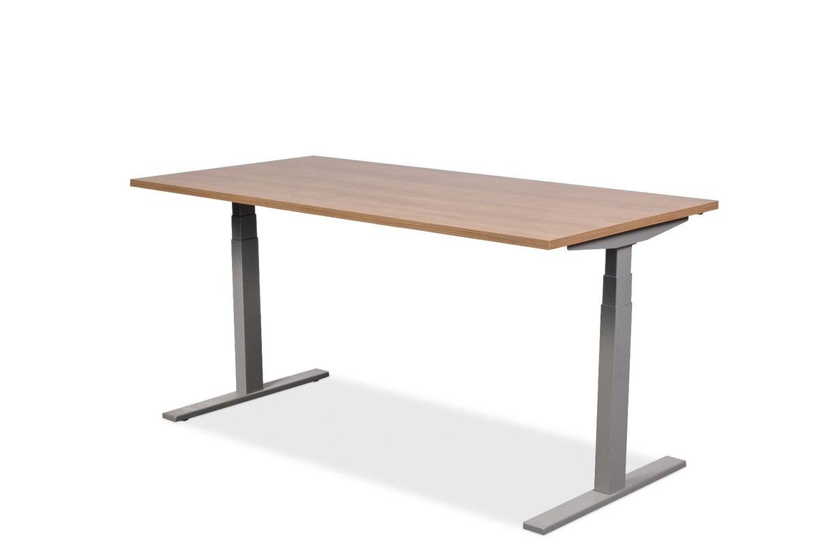 Elektrisch bureau Ciao met eikendecor blad op zithoogte, schuin van voren