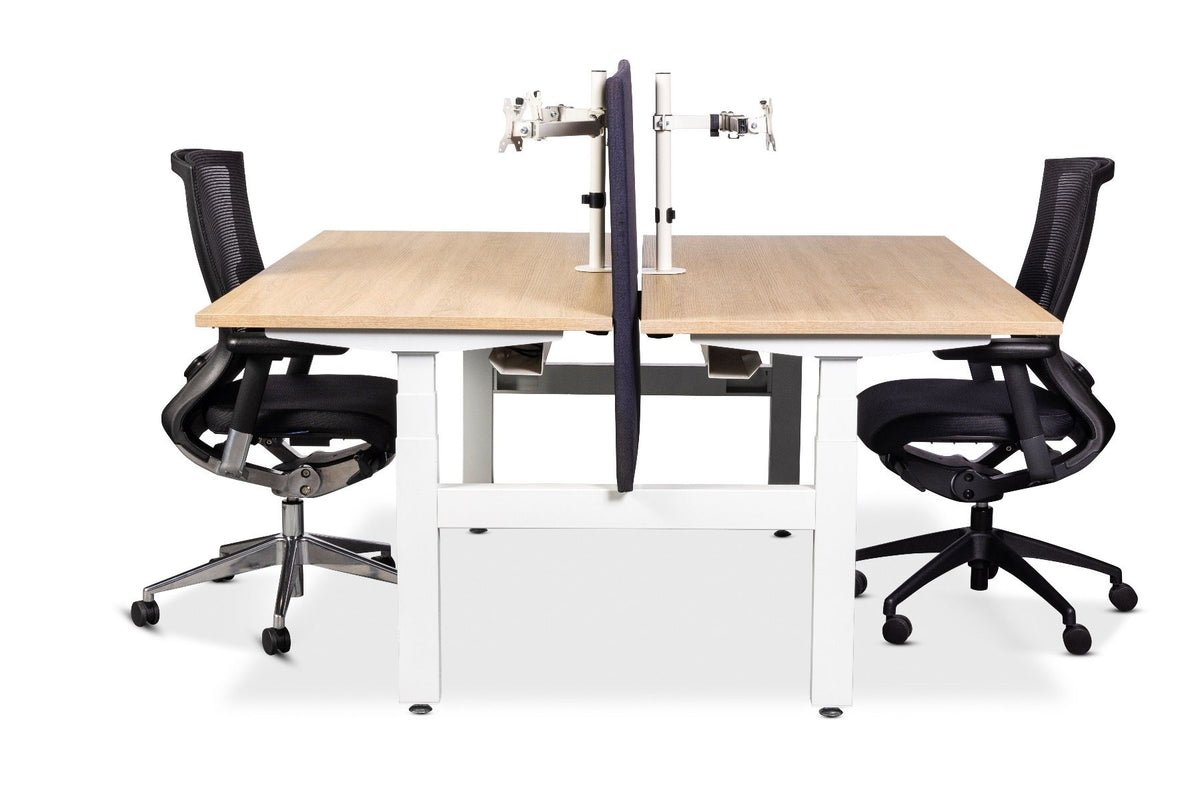 Elektrisch duo bureau Ciao met twee werkplekken en bureaustoelen, recht van voren