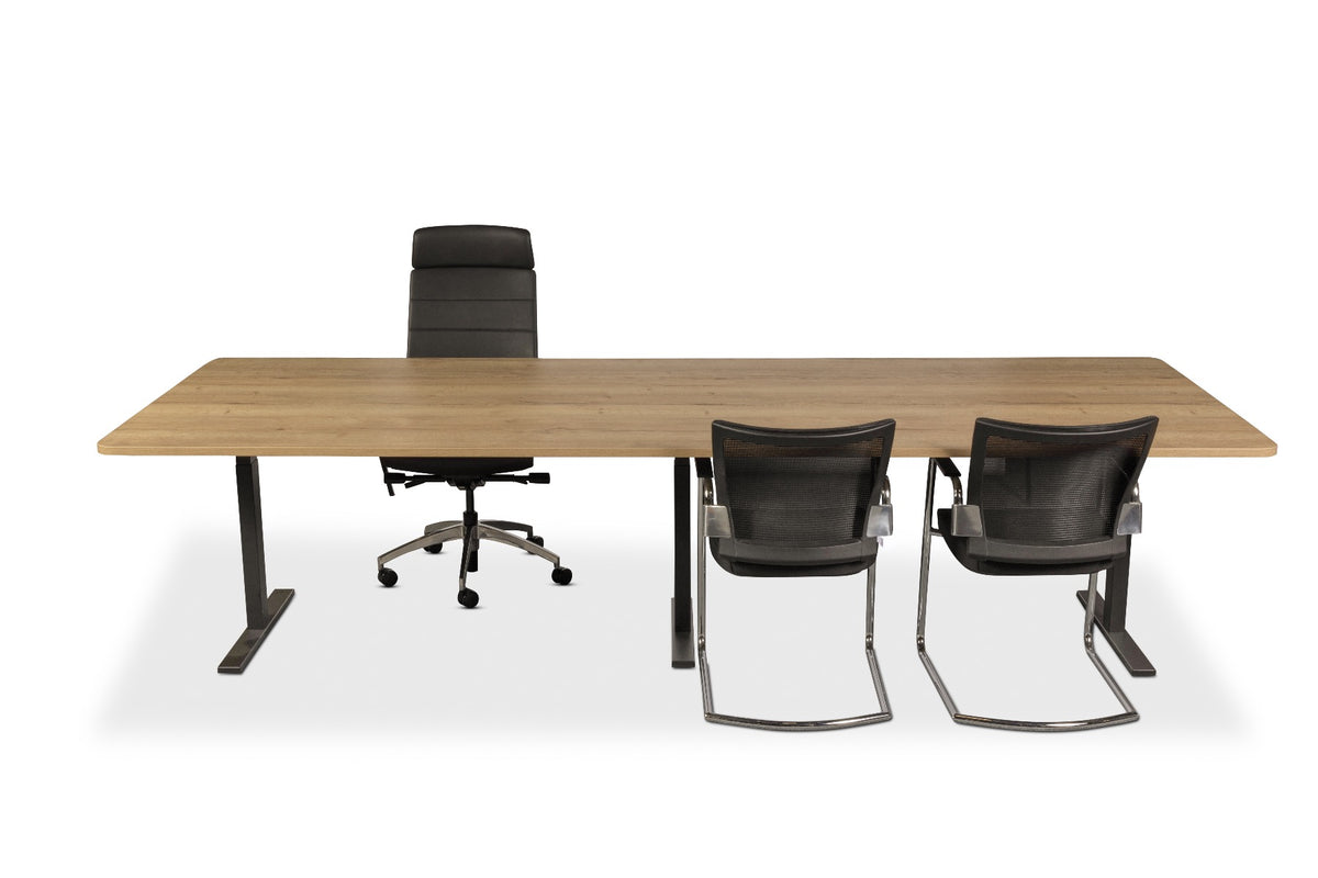 Elektrisch zit-sta bureau Ciao XL met lang blad in houtdecor op zwarte T-poten, met bureaustoel en sledestoelen