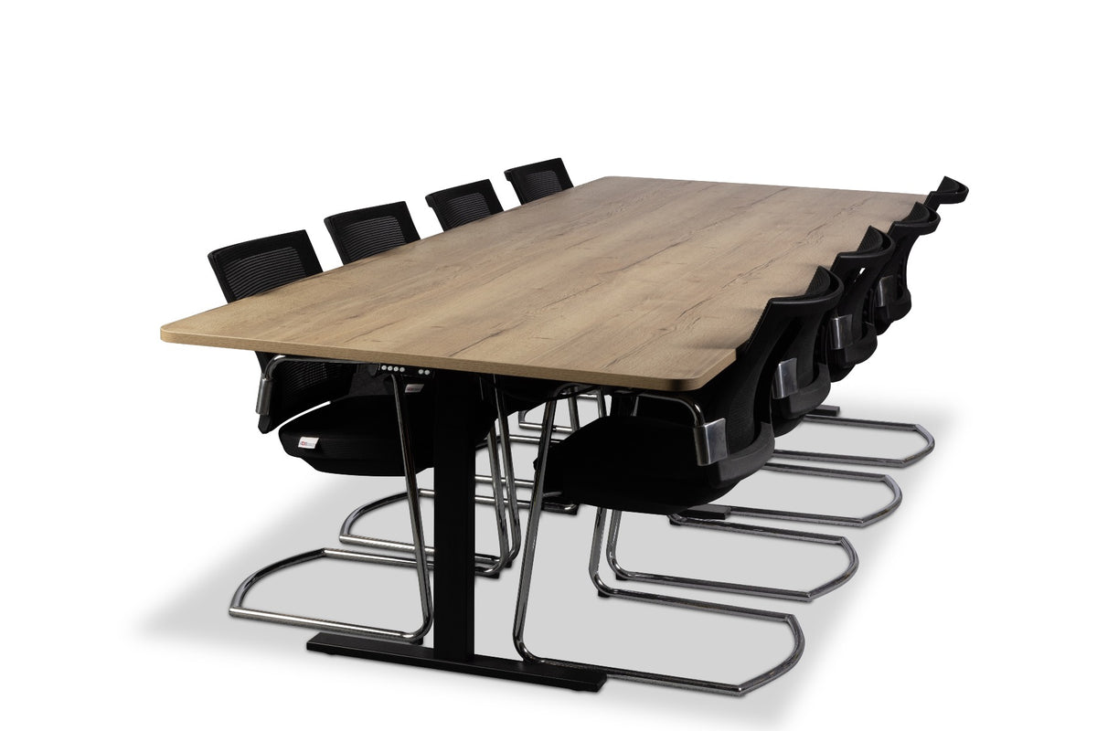 Elektrisch bureau Ciao XL met zwarte vergaderstoelen, schuin van boven