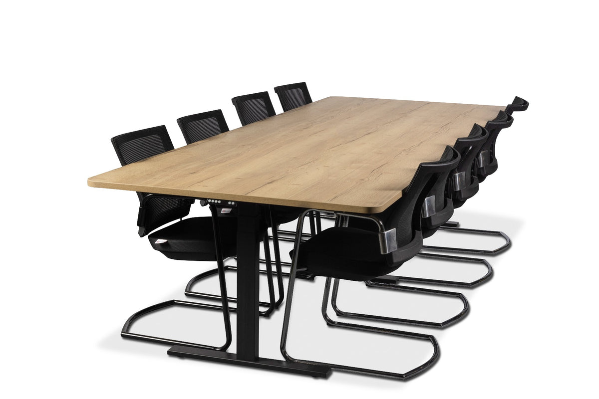 Elektrisch bureau Ciao XL met vergaderstoelen, schuin van voren