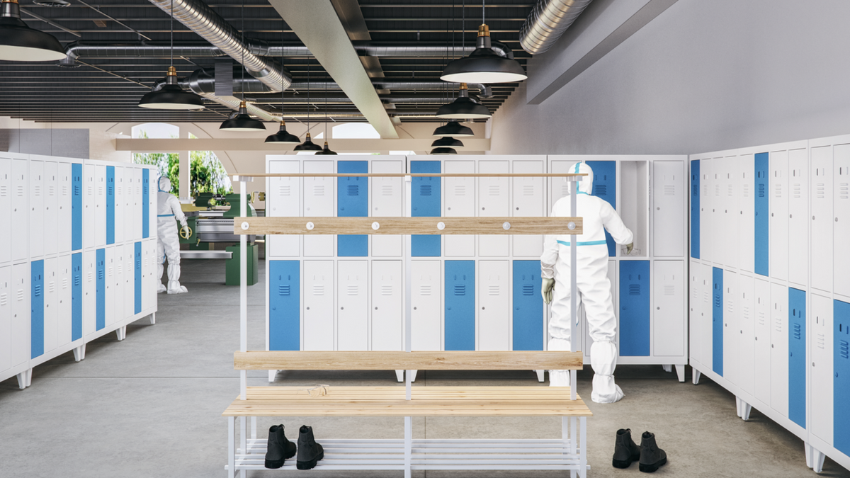 Kleedruimte met witte en blauwe lockerkasten en zitbanken ertussen