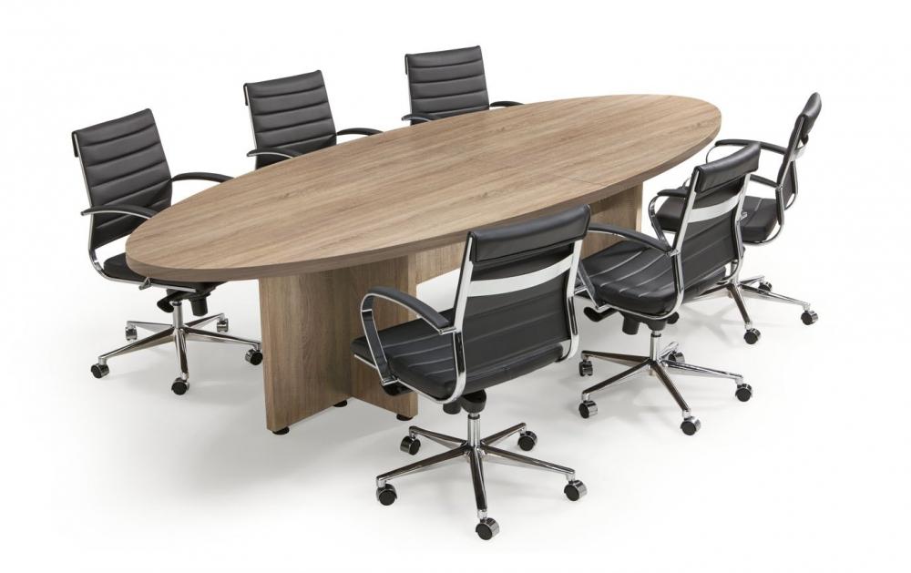 Dezelfde ellipsvormige tafel in licht nootdecor, met paneelpoot en acht zwarte netstoelen
