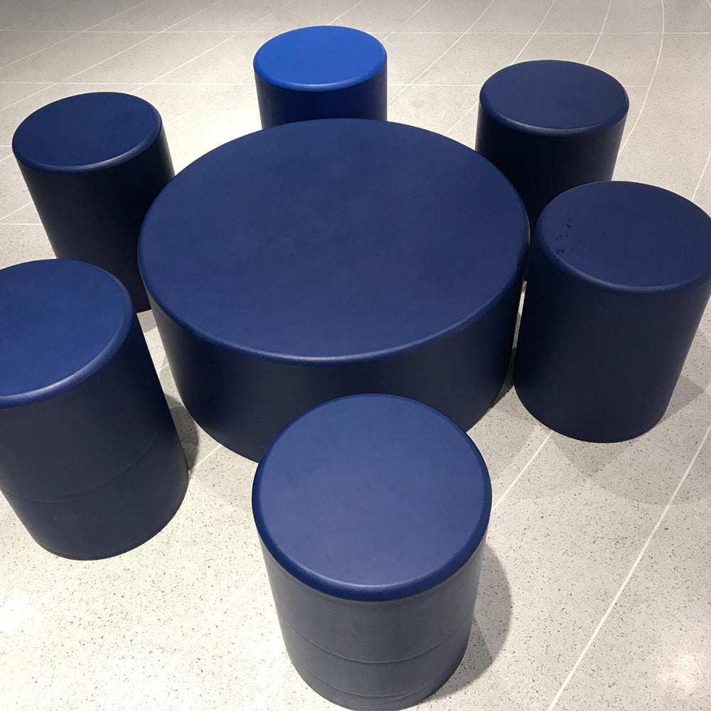Ronde Coated tafel en poefs in donkerblauw