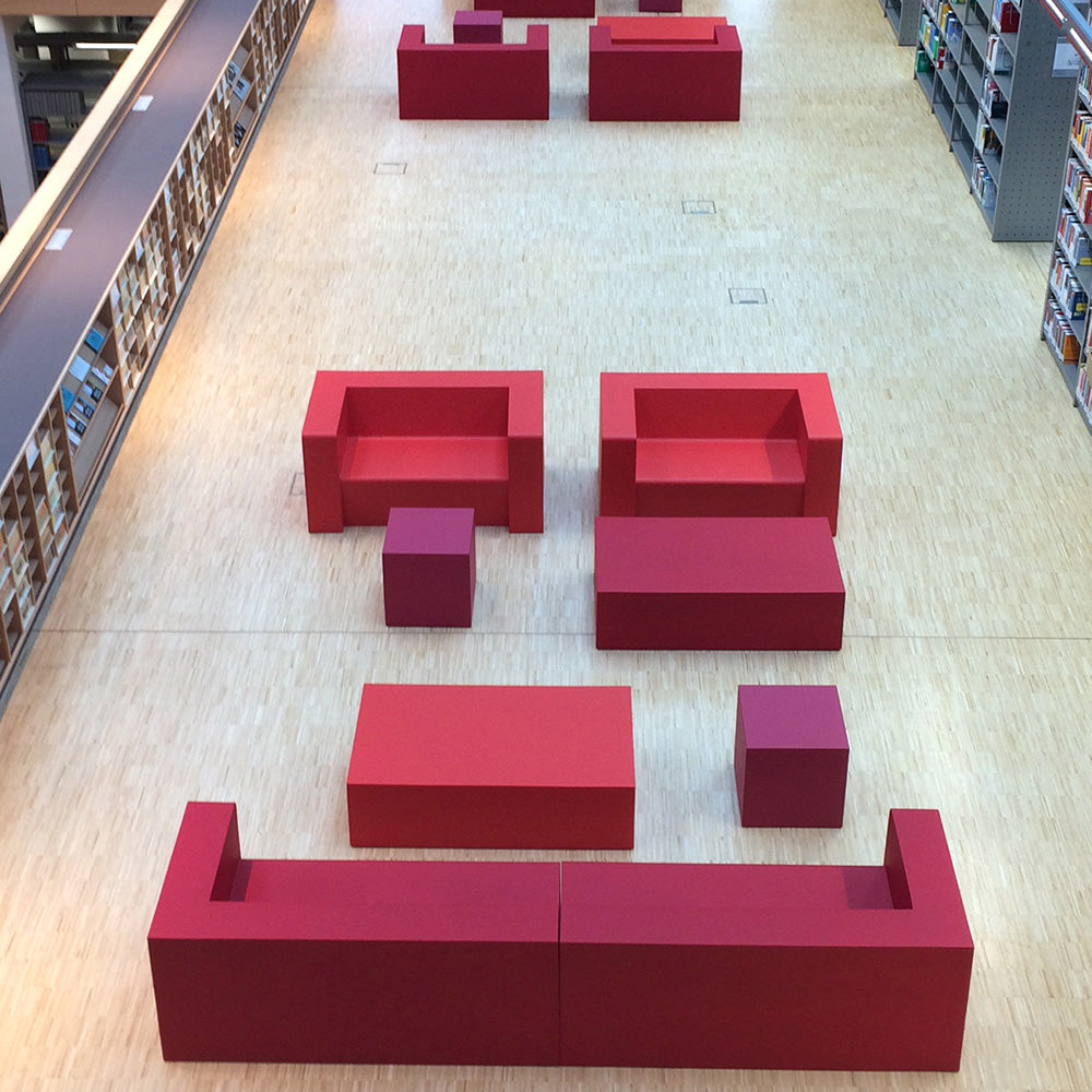 Coated banken en poefs in rood in een bibliotheek, van bovenaf
