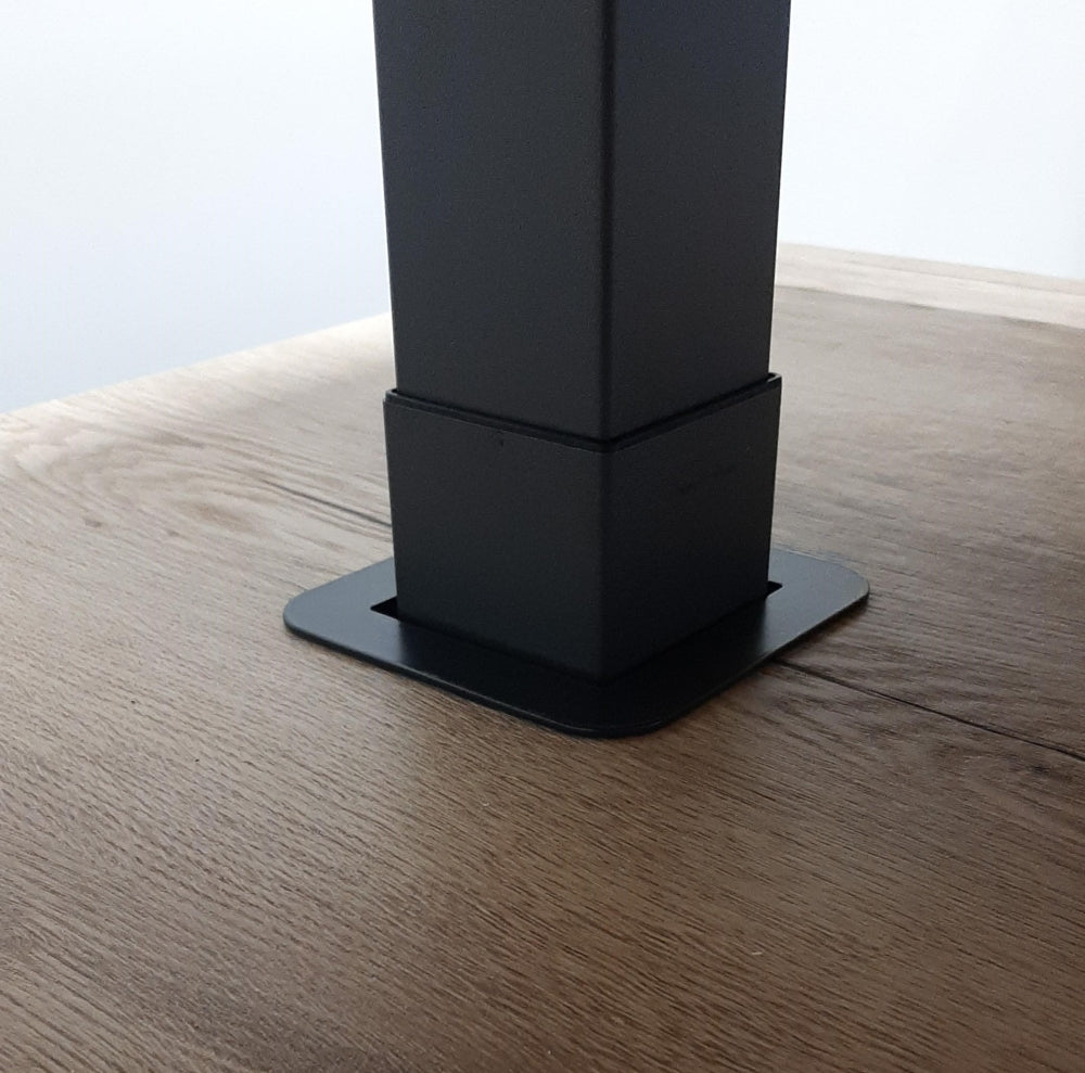 Zwarte kolompoot van het Cube elektrisch directiebureau op een houten vloer