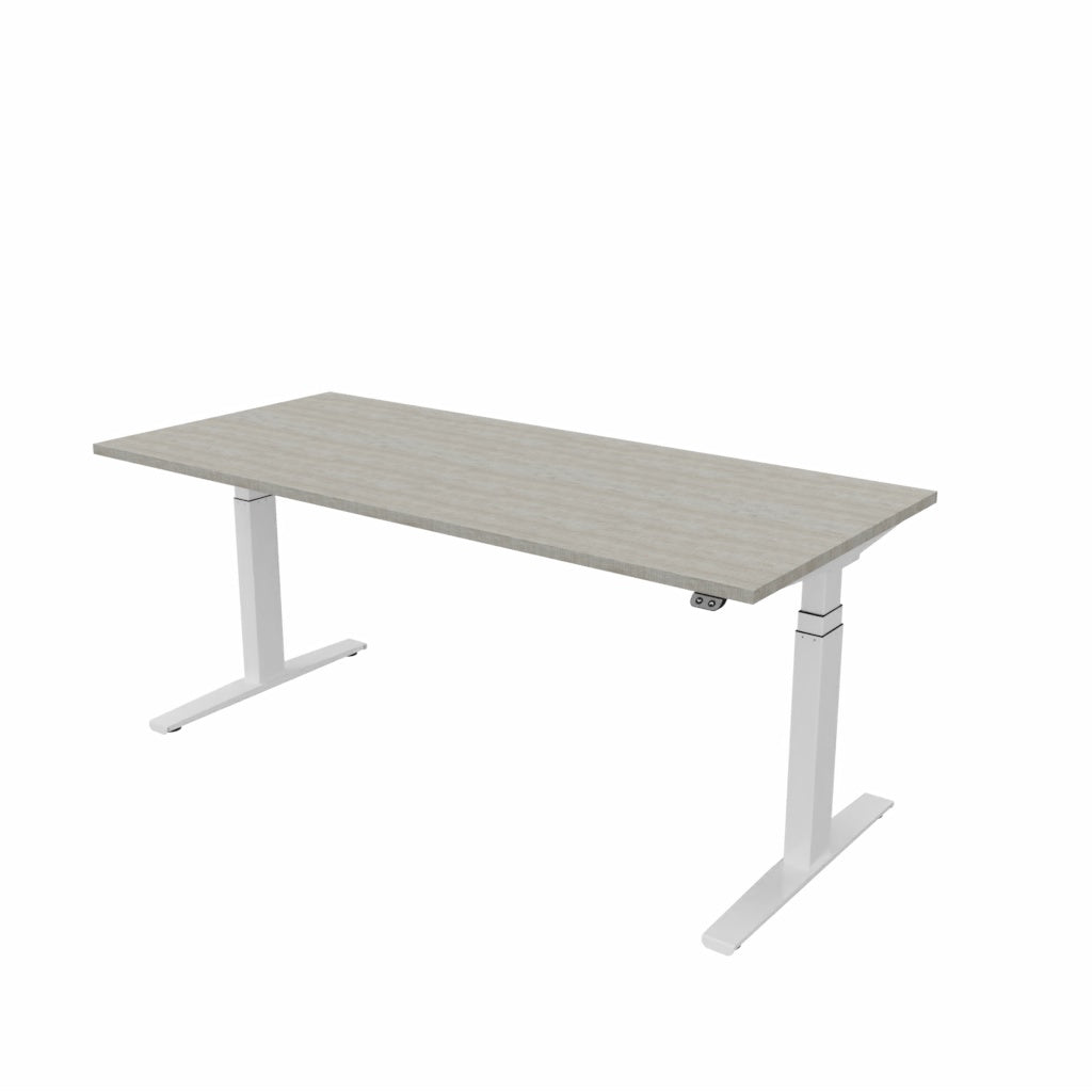 Het bureau met blad in grijs eikendecor op een wit onderstel, schuin van voren in de laagste stand