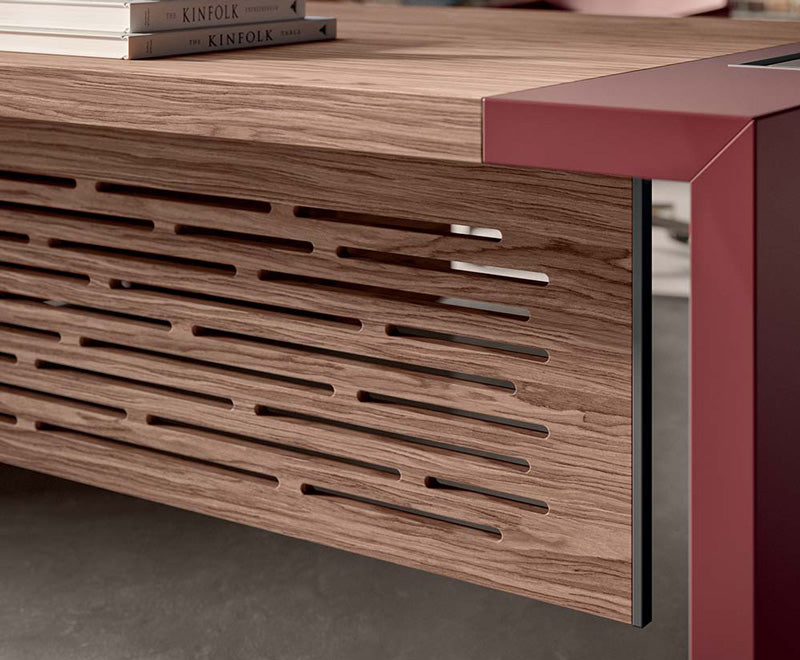 Detail van de fineerpanelen en het rode leer van het e-10 hoekbureau