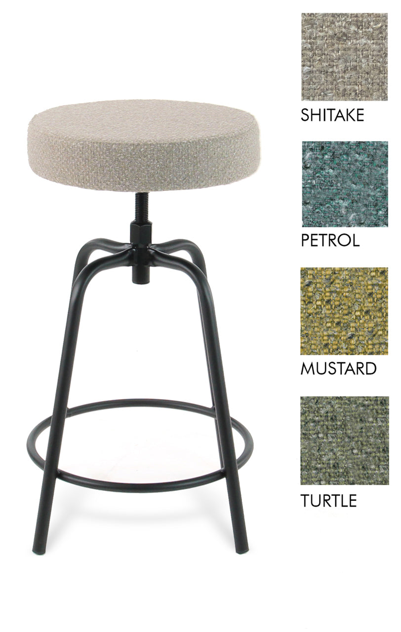 Kruk RS2 met ronde licht beige gestoffeerde zitting op een matzwart stalen onderstel met voetenring