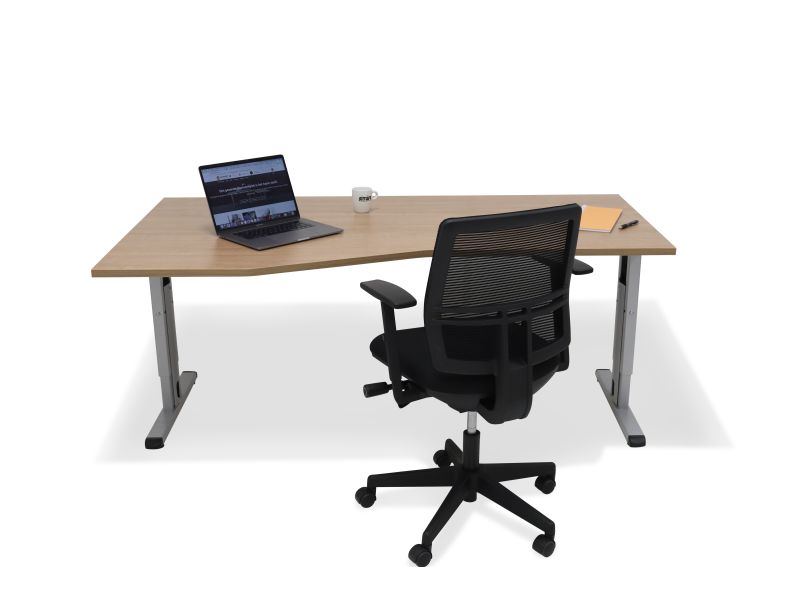 Bureau Proton met alpha-blad in houtdecor op brede grijze T-poten, met bureaustoel en laptop