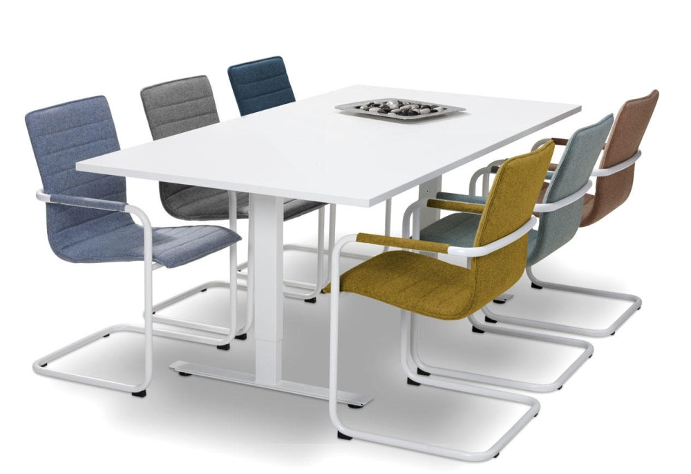 Witte vergadertafel met zes stoelen Ella in blauw, grijs, okergeel en terracotta op witte sledeframes