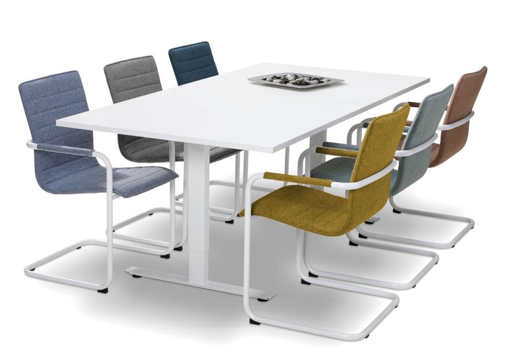 Zes stoelen in blauw, grijs, okergeel en terracotta op sledeframes rond een witte vergadertafel