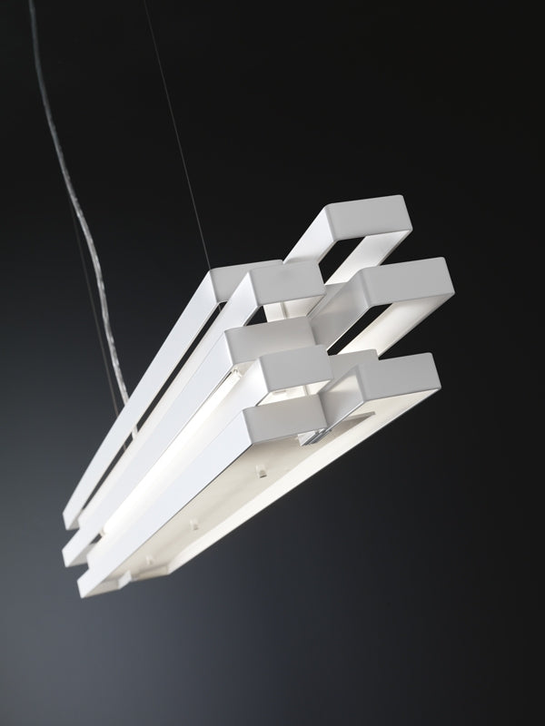 Witte hanglamp met gelaagde metalen elementen, vooraanzicht